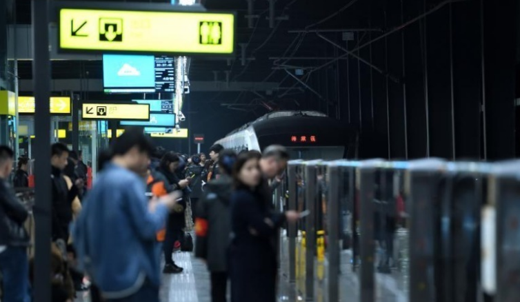 重慶一軌道車站酷似漫畫場景吸引市民拍照