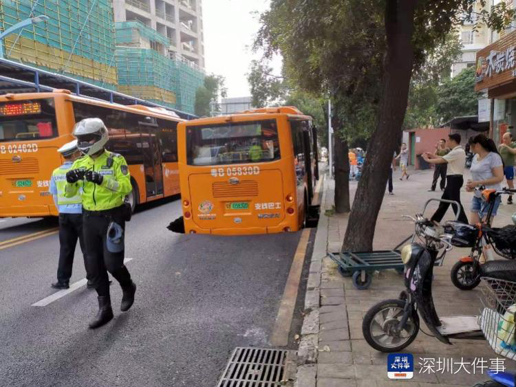 路口路面塌陷，深圳一公交車陷入深坑，事發(fā)時有一車乘客 