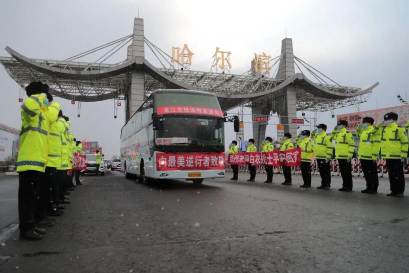 援鄂戰(zhàn)疫英雄凱旋——冰城交警最高禮儀硬核護航，致敬最美逆行者！