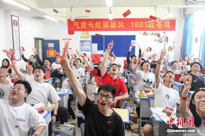 資料圖：6月6日，湖南長沙同升湖實驗學(xué)校教師與考生拋起紅包迎接高考。 楊華峰 攝