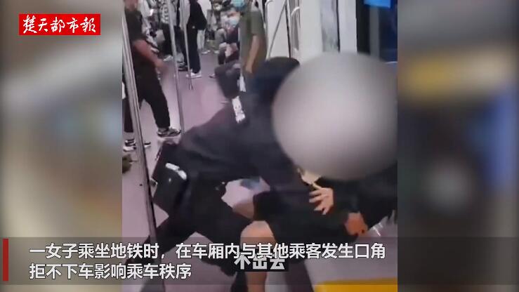 西安警方立案偵查女乘客被拖拽事件，目擊者：女子下身只剩貼身衣物