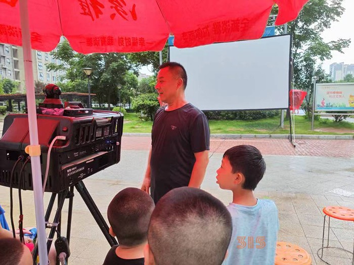 蔡圣友正在放映電影。鄭雨潔攝